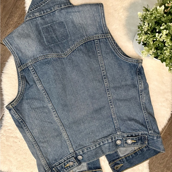 Levi’s Denim Vest 💙 - Picture 3 of 4